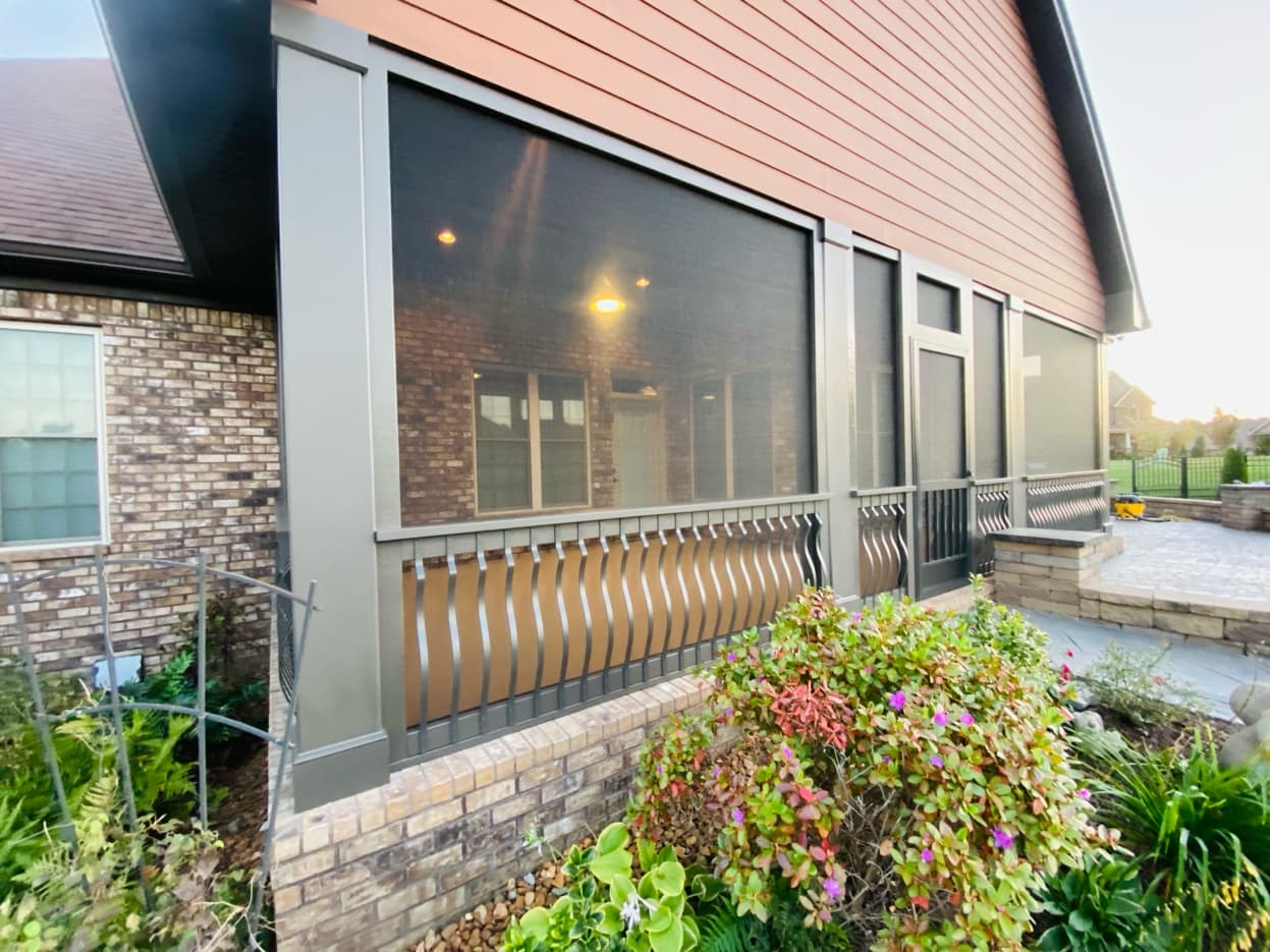 Screened Enclosure — Wave Balusters & Landscaping